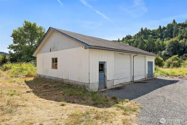 Large detached garage.