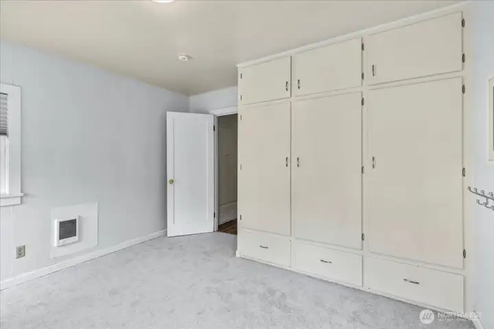 Bedroom 2/lots of natural light