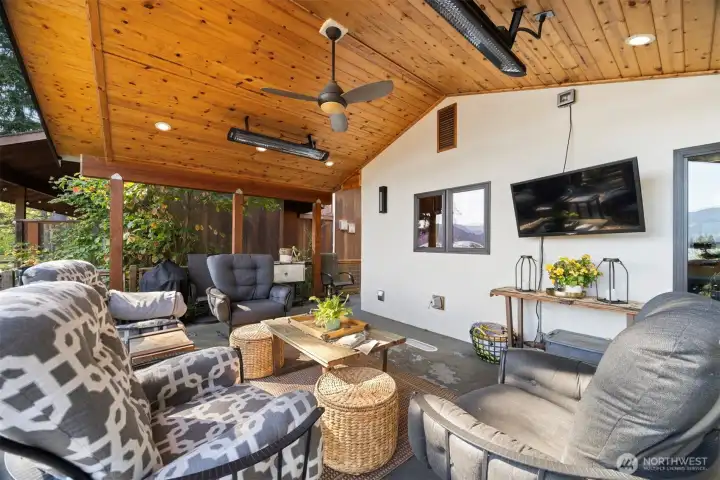 Year round covered heated deck to kick back and enjoy the lake views, bbq and watch Seahawk football !