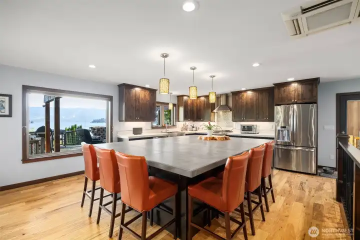 Just such an inviting kitchen to visit and entertain friends and Family in !