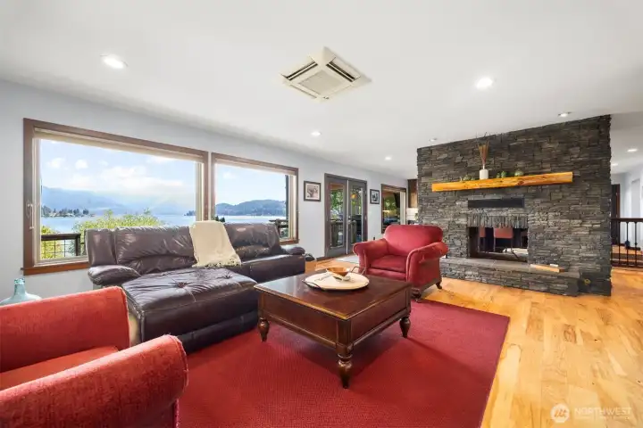 Nice and bright living room with room for many !