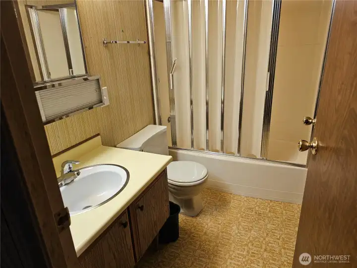 Main bath attached to 2nd bedroom