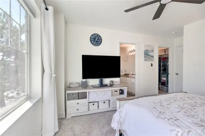 Primary bedroom also has a ceiling fan along with AC