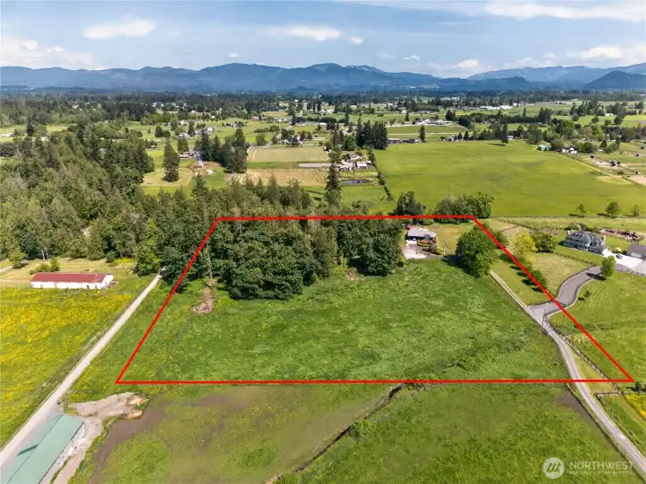 Property lines are approximate.