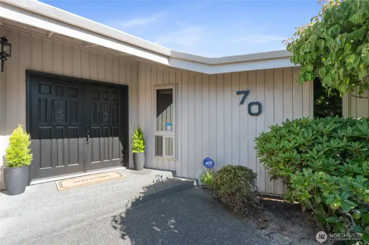 Welcome to 70 Hewitt Dr!