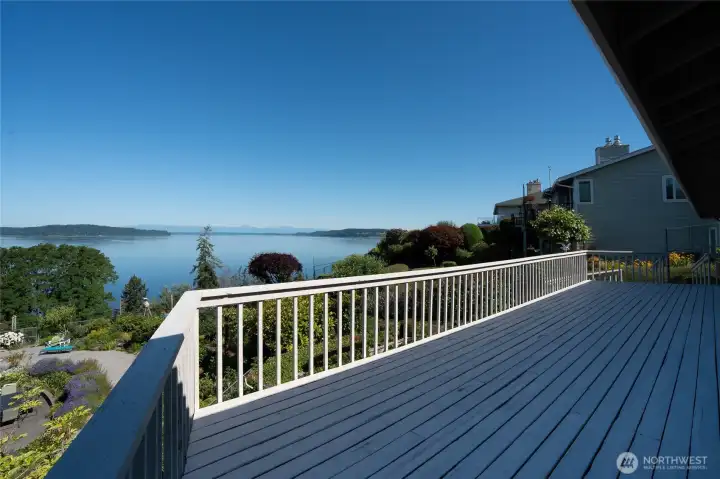 Large deck perfect for entertaining or relaxing and enjoying the endless views!