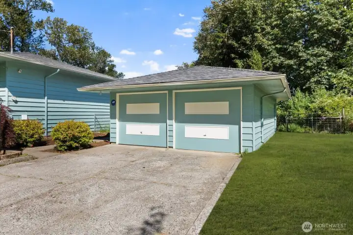 2 car garage + RV Parking on the side 2 car garage + RV Parking on the side