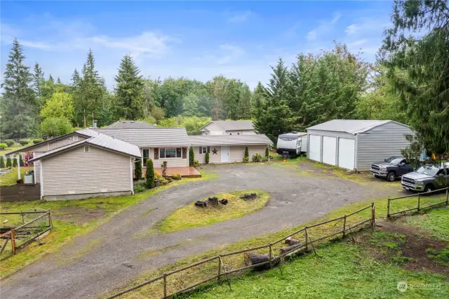 Move-in ready Rambler on 0.99 Acre lot!