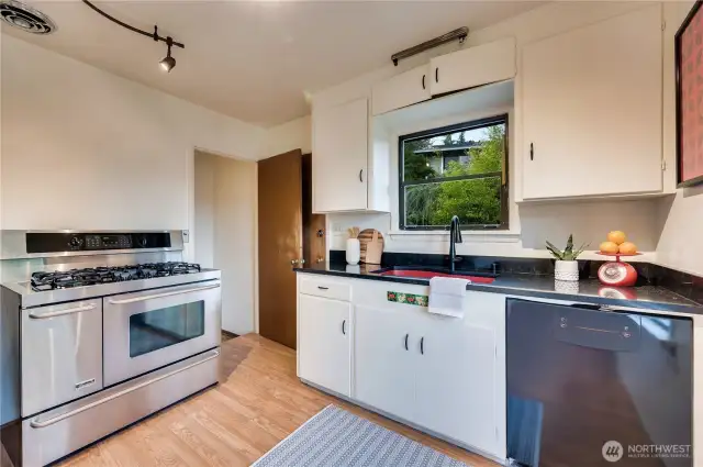 The gas oven is a chef’s or baker’s dream.