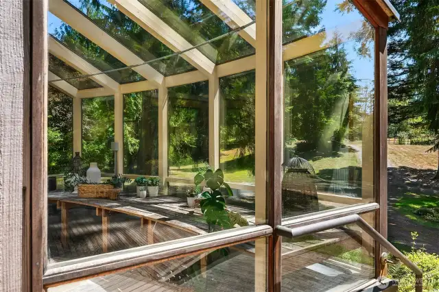 Attached greenhouse to support your gardening dreams!