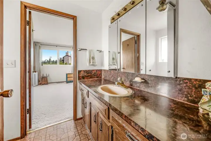 Jack/jill bathroom between two bedrooms on upper floor