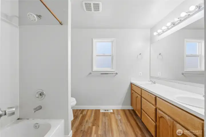 Upstairs main bath with new LVP flooring.