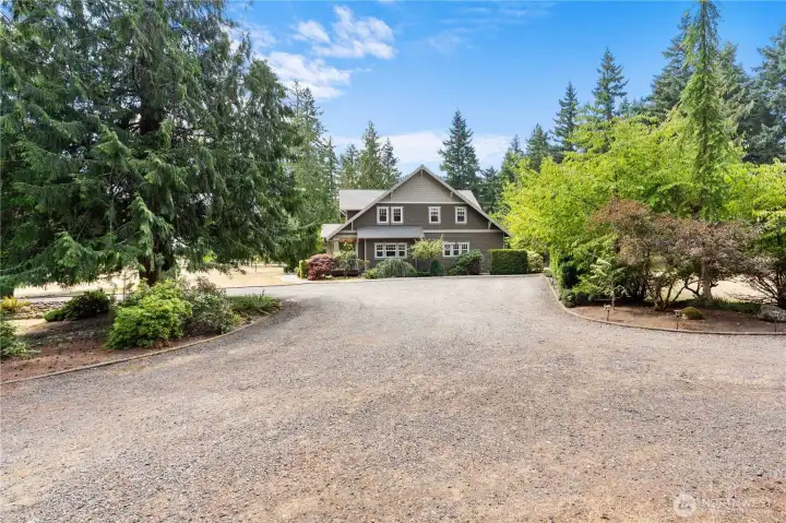 The large circular driveway allows for ample parking for guest, delivery drivers and more.