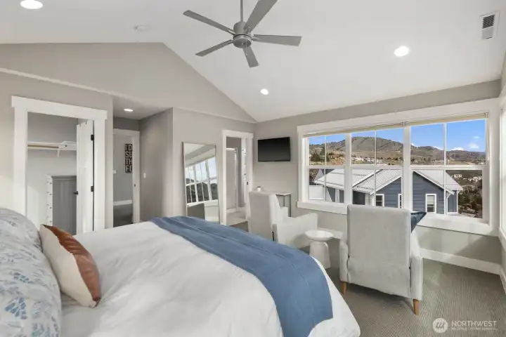 Attached en-suite bathroom