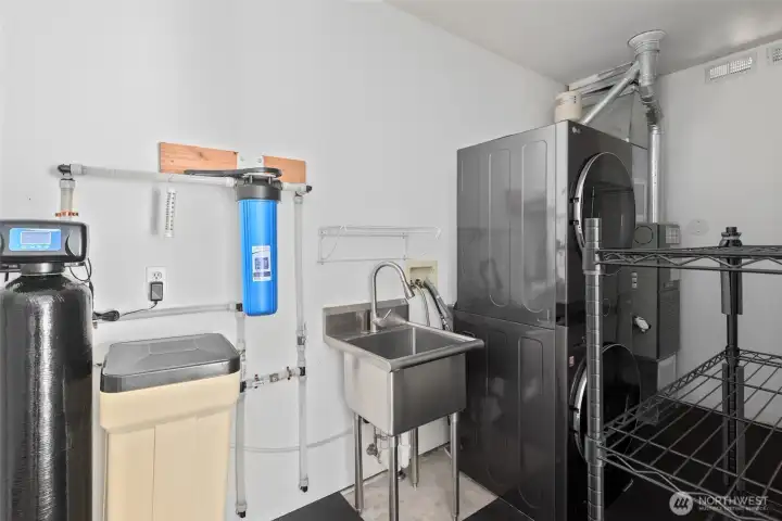 Utility room with deep sink, washer/dryer & shelving stay