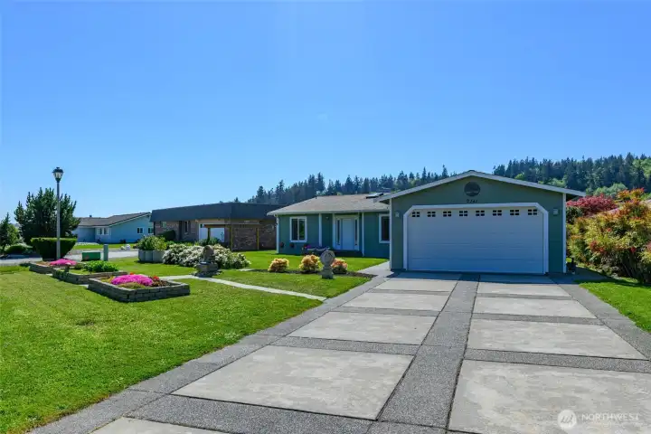 Plenty of guest parking in driveway too