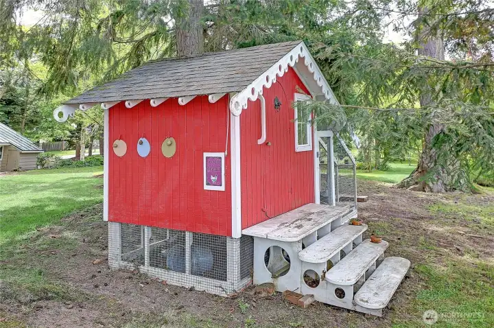 Seller built custom chicken coup..