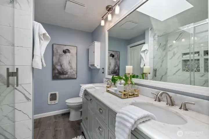 Natural lighting fills your primary bath from the skylight. Natural lighting fills your primary bath from the skylight.