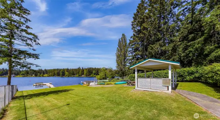 Enjoy the community’s private lake front beach, dock, & park, making it an excellent spot for get-togethers, swimming, kayaking, & fishing