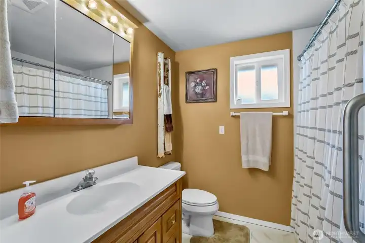 Guest Bath with full tub Guest Bath with full tub