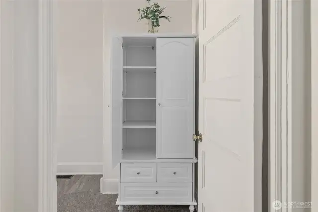 Middle bedroom Armoire closet