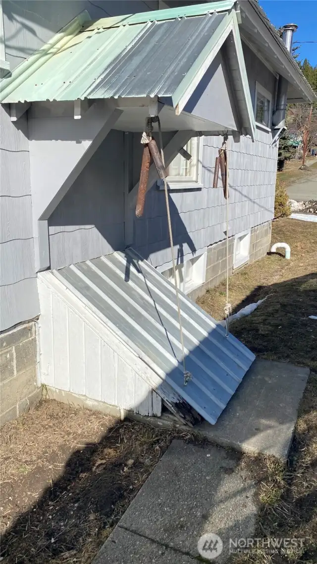 side door entrance to basement