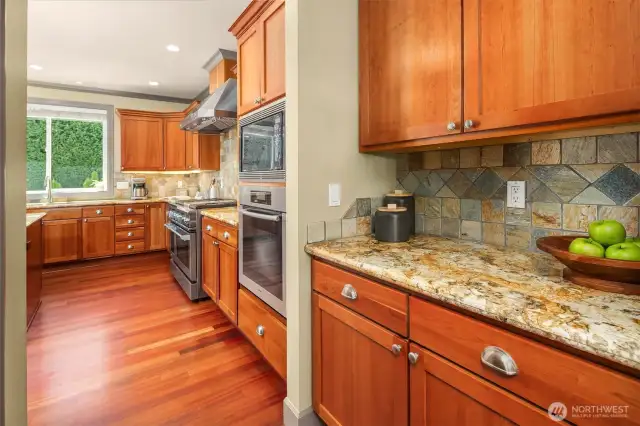 Another special feature is this Butler's Pantry that connects the kitchen with the formal dining room. Even more counter space and storage to work with.  This space is especially good for parties and entertaining.