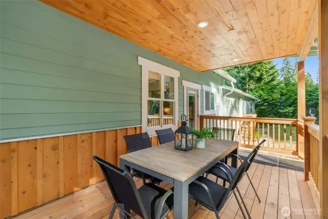 Large back deck for entertaining