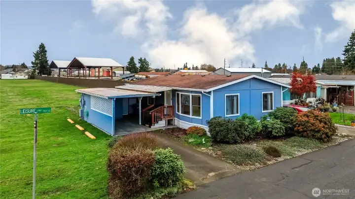 A great opportunity to live in Nylandia 55+ Park with low space rents.