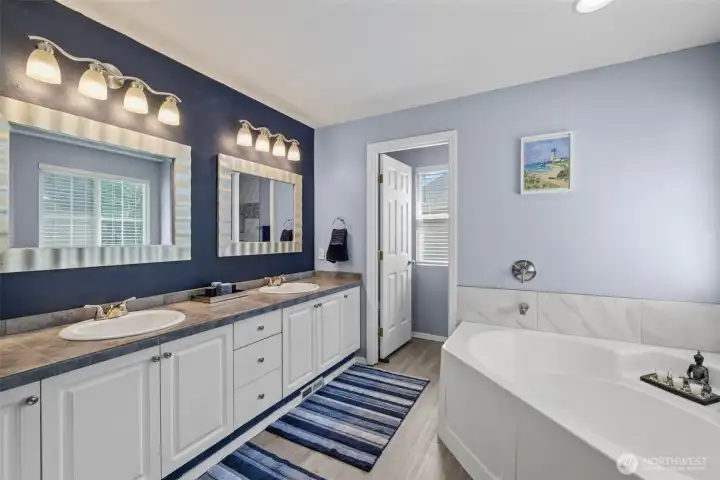 5 Piece bath with Updated Modern Finishes!