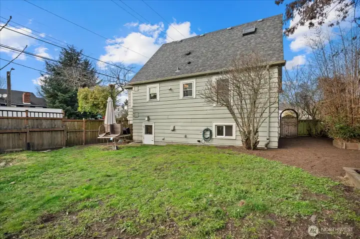 Spacious, sunny yard