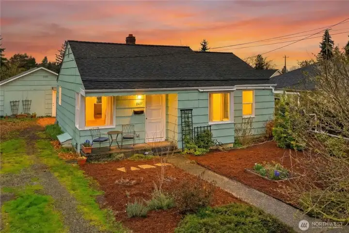 Welcome to this lovely home in the Lakeridge neighborhood in Seattle!