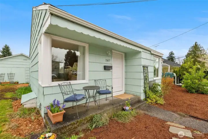 Charming porch to enjoy your neighbors!