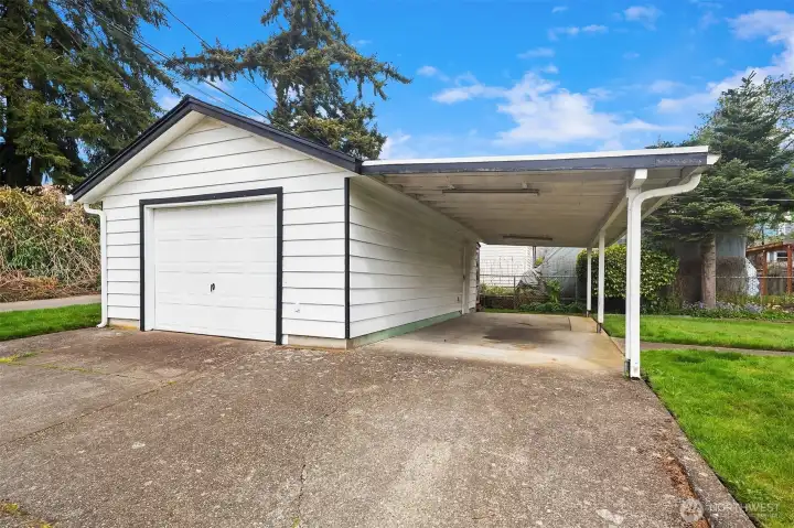 Detatched garage.