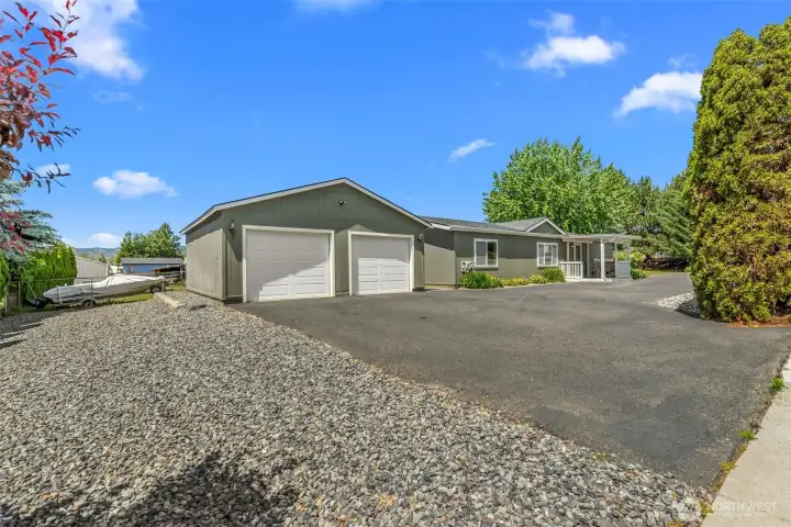 GARAGE/RV PARKING GARAGE/RV PARKING