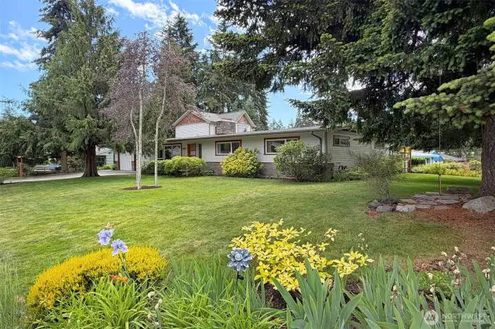 Over 8000 square feet yard and gardens to enjoy. Over 8000 square feet yard and gardens to enjoy.