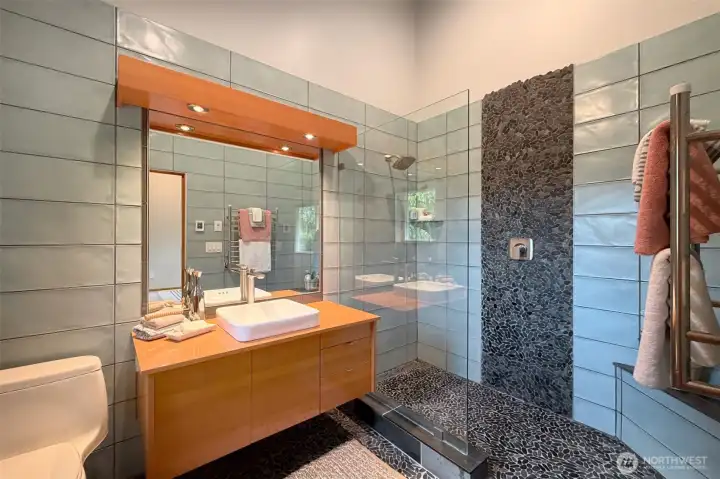 Large walk in shower! Large walk in shower!