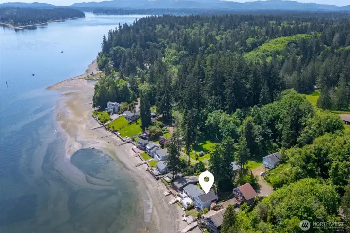 Perfectly located for your family retreat. Sandy beach, views of Mt. Rainier