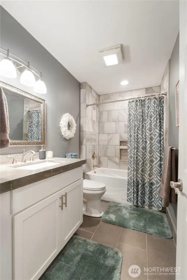 Full hall bath upstairs.