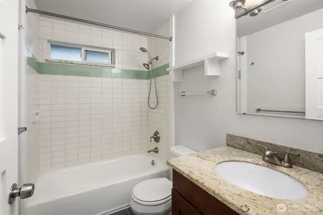 The upper level full bath.
