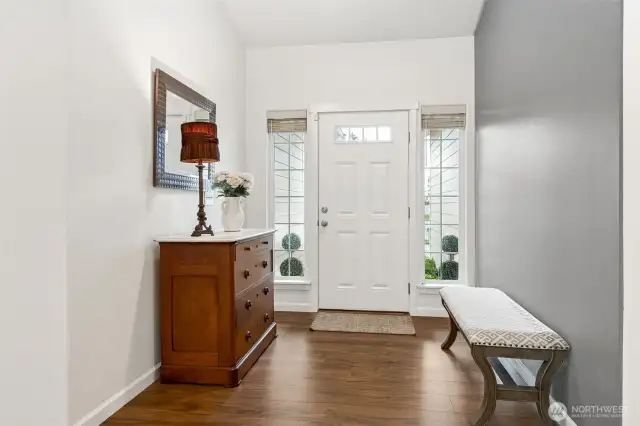 Pretty foyer with wide hallway creates an nice open feeling.