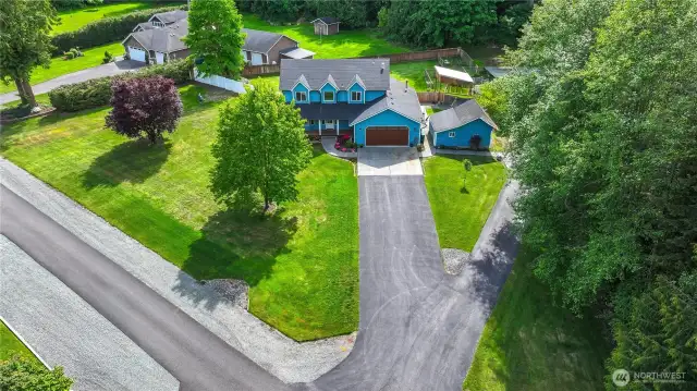 Notice the nice long Y shaped driveway, with plenty of parking!