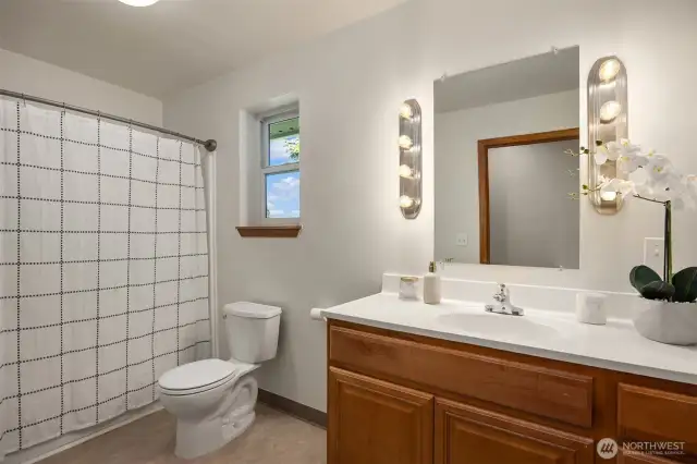 Upstairs bathroom with a shower/tub combo
