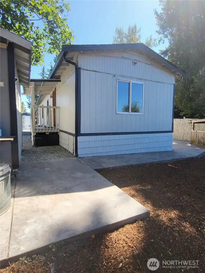 Back of mobile, easy maintenance yard. Shed on left.