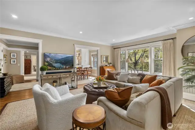 fabulous flow from living and dinning, formal yet comfortable