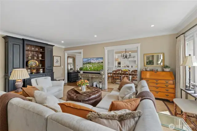 what a perfect home to bring your favorite antiques and modern finds- blends perfectly in these large spaces.