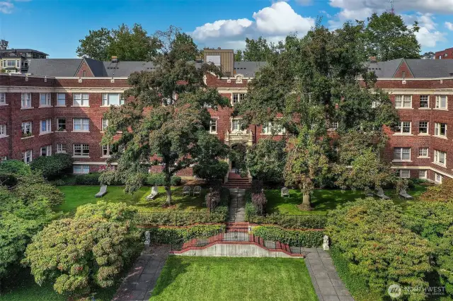 4 story brick classic located on our famous Highland drive - just across the street from Kerry park