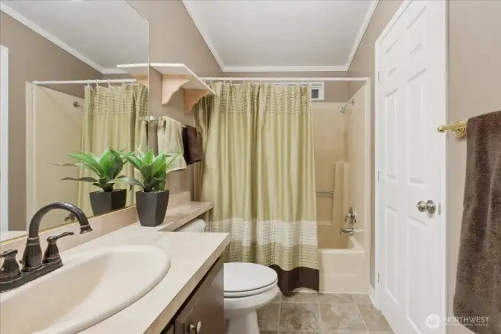 Full Bathroom w/ tub-shower