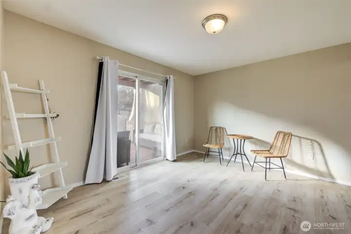 Access to the fenced backyard!