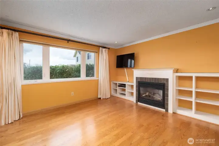 Living room w/built-ins